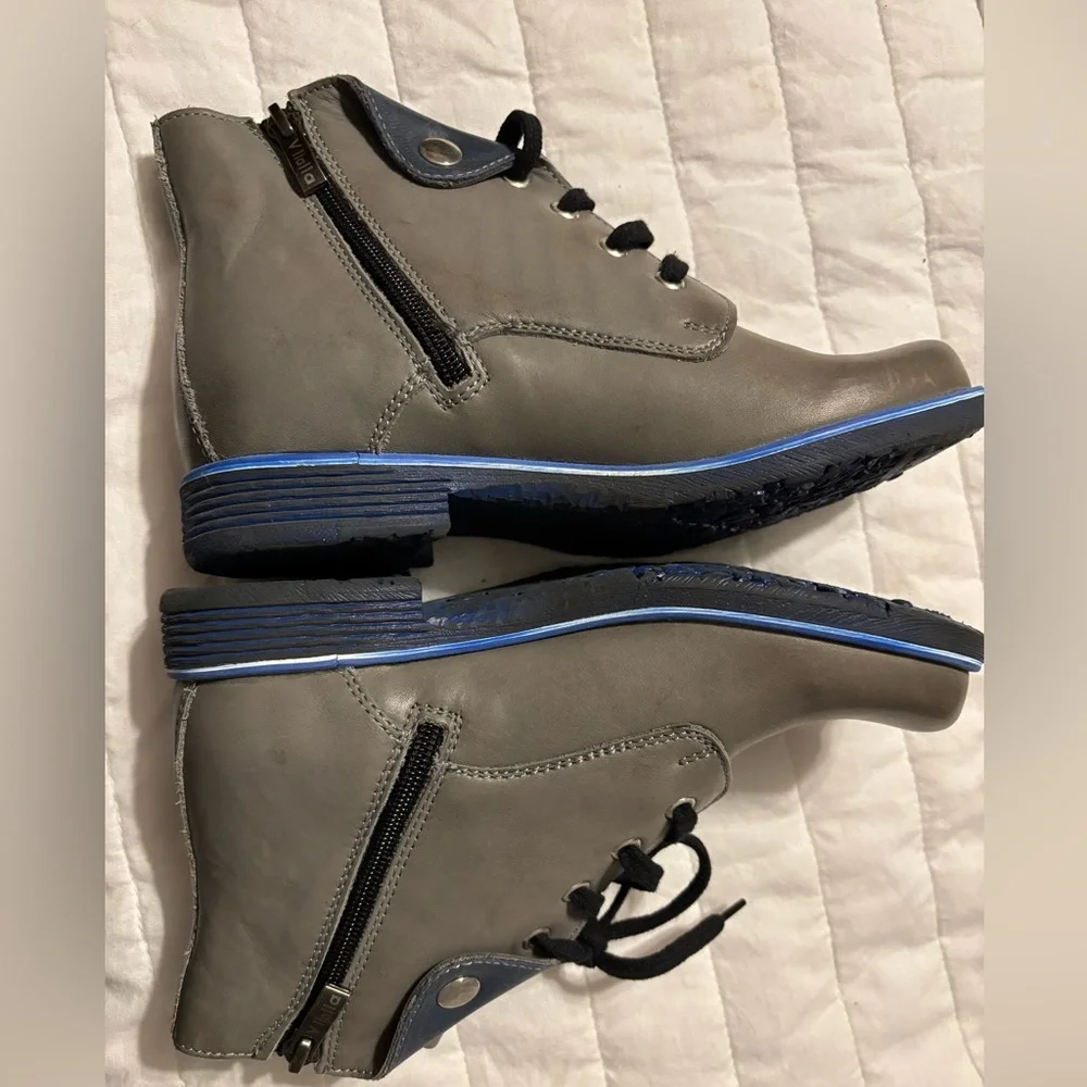 V Italia Women's Ankle Bootie Gray with Blue Leather Size 36 In EUC‎ No Box